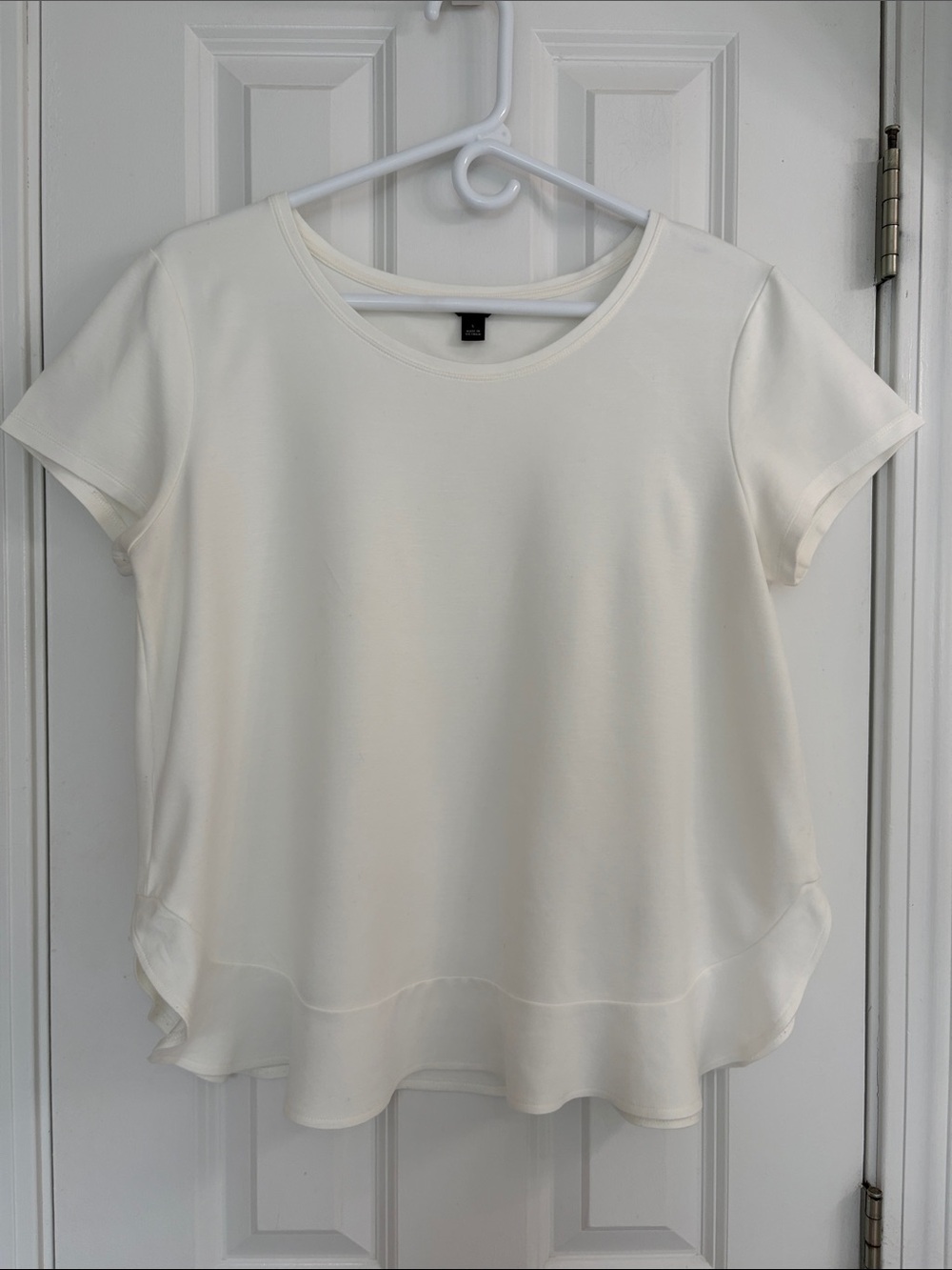 Ann Taylor Short Sleeve Crewneck White Top with Ruffled Curve Hem